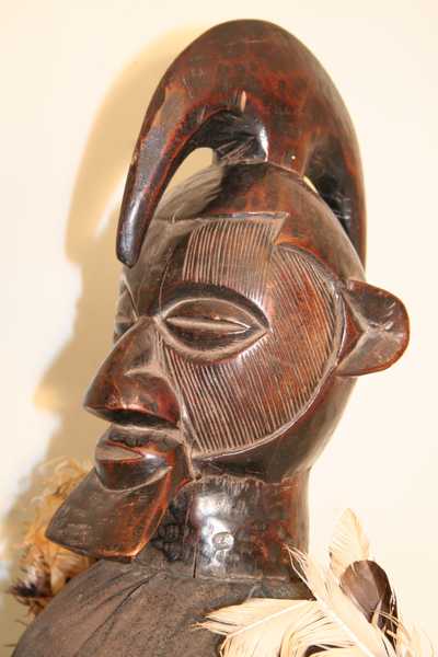 Teke(statue fétiche), d`afrique : Rép.démoncratique du Congo., statuette Teke(statue fétiche), masque ancien africain Teke(statue fétiche), art du Rép.démoncratique du Congo. - Art Africain, collection privées Belgique. Statue africaine de la tribu des Teke(statue fétiche), provenant du Rép.démoncratique du Congo., 1493/1072Statue fétiche TEKE h.58cm.Avec un agglomérat rituel autour de lui,un miroir au milieu ,deux sachets fixés de part et d